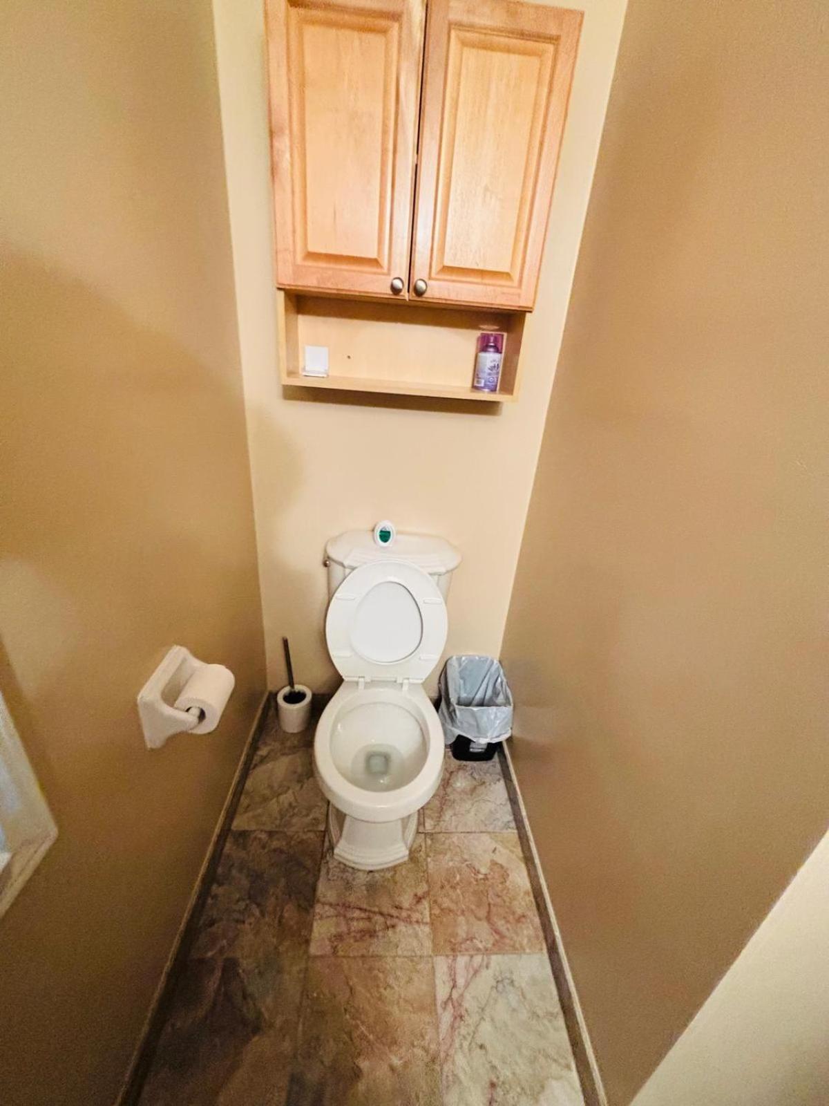 Square One Mississauga Suite- Attached Bathroom, Walking Transit & Plaza Exterior foto
