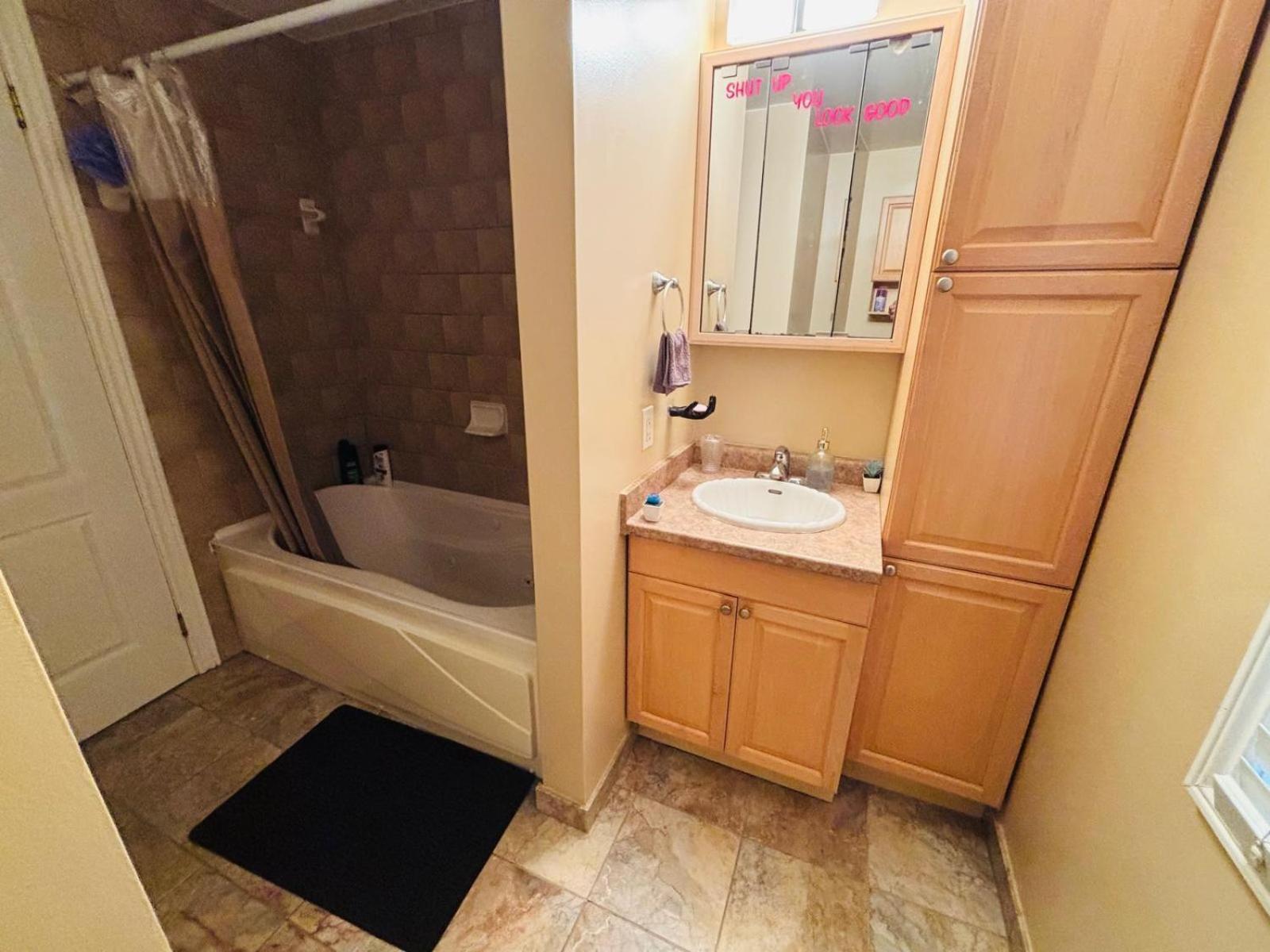 Square One Mississauga Suite- Attached Bathroom, Walking Transit & Plaza Exterior foto
